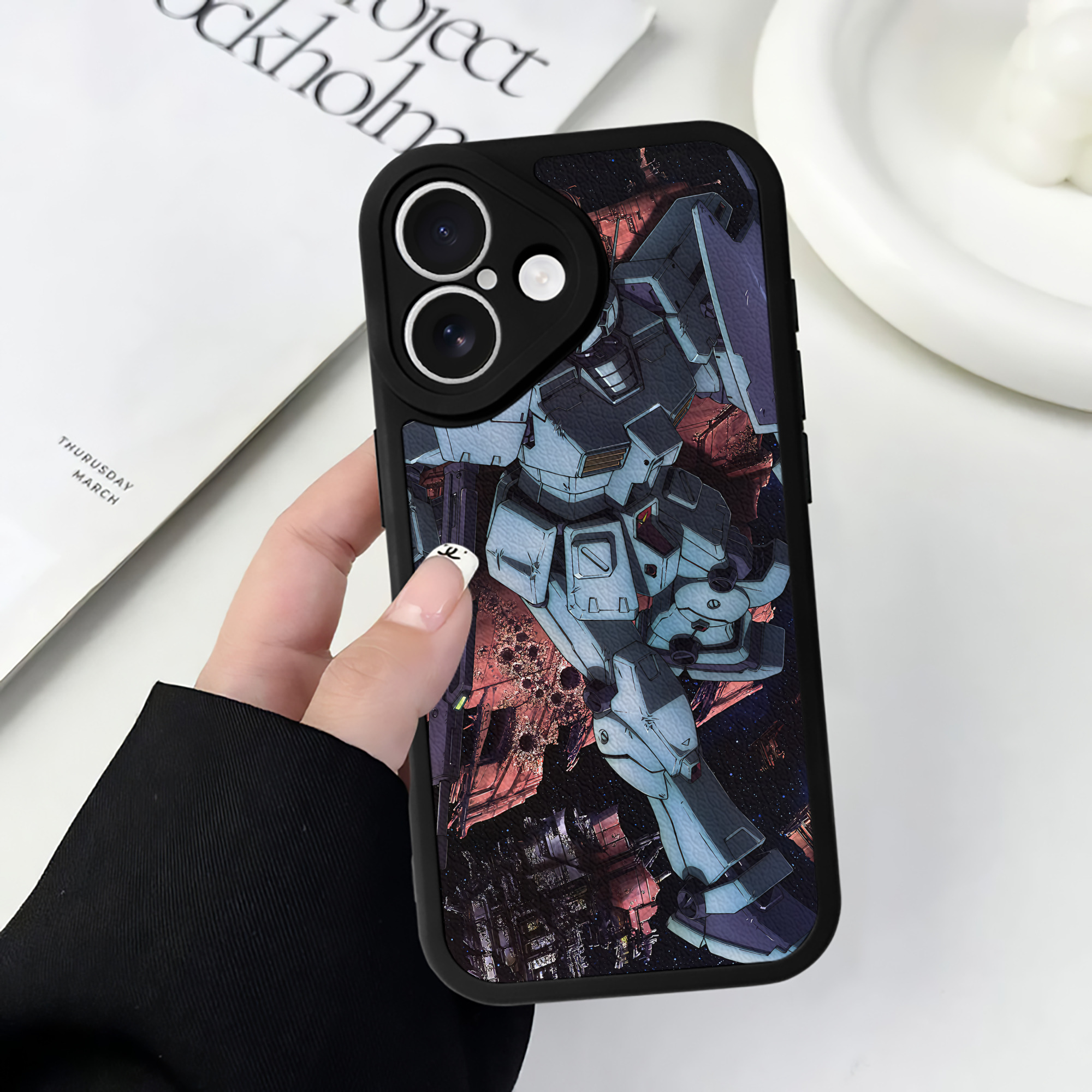 （画像用） 機動戦士ガンダム Mobile Suit Gundam 【iPhone 16シリーズ対応】シリコンスマホケース（レザー調） 材質：シリコン